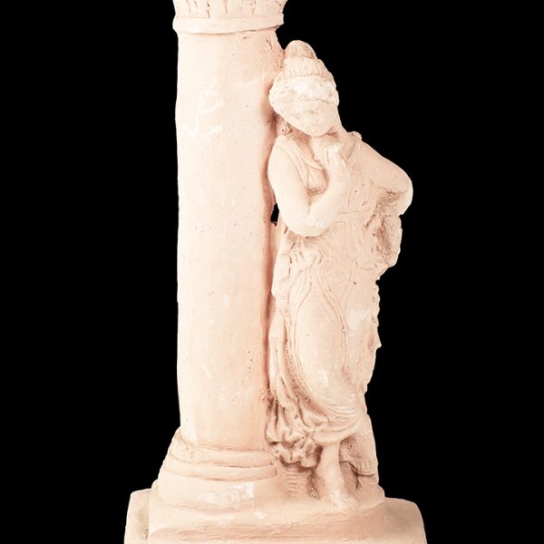 Romano en un pilar