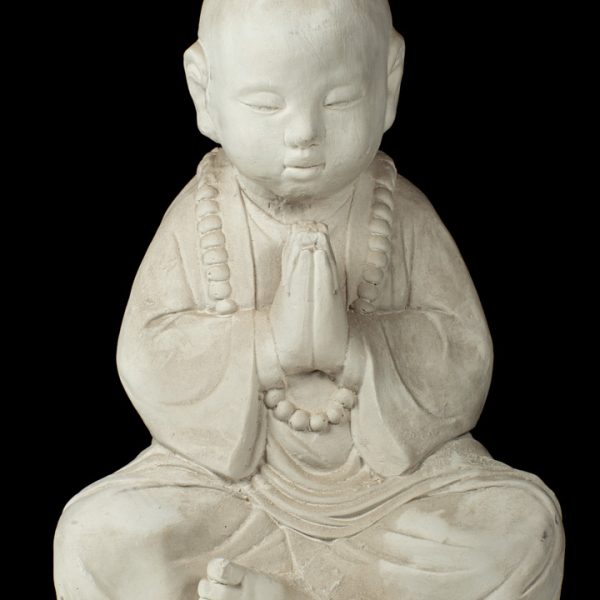 Budas meditando con manos juntas