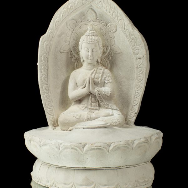 Budas en trono meditando